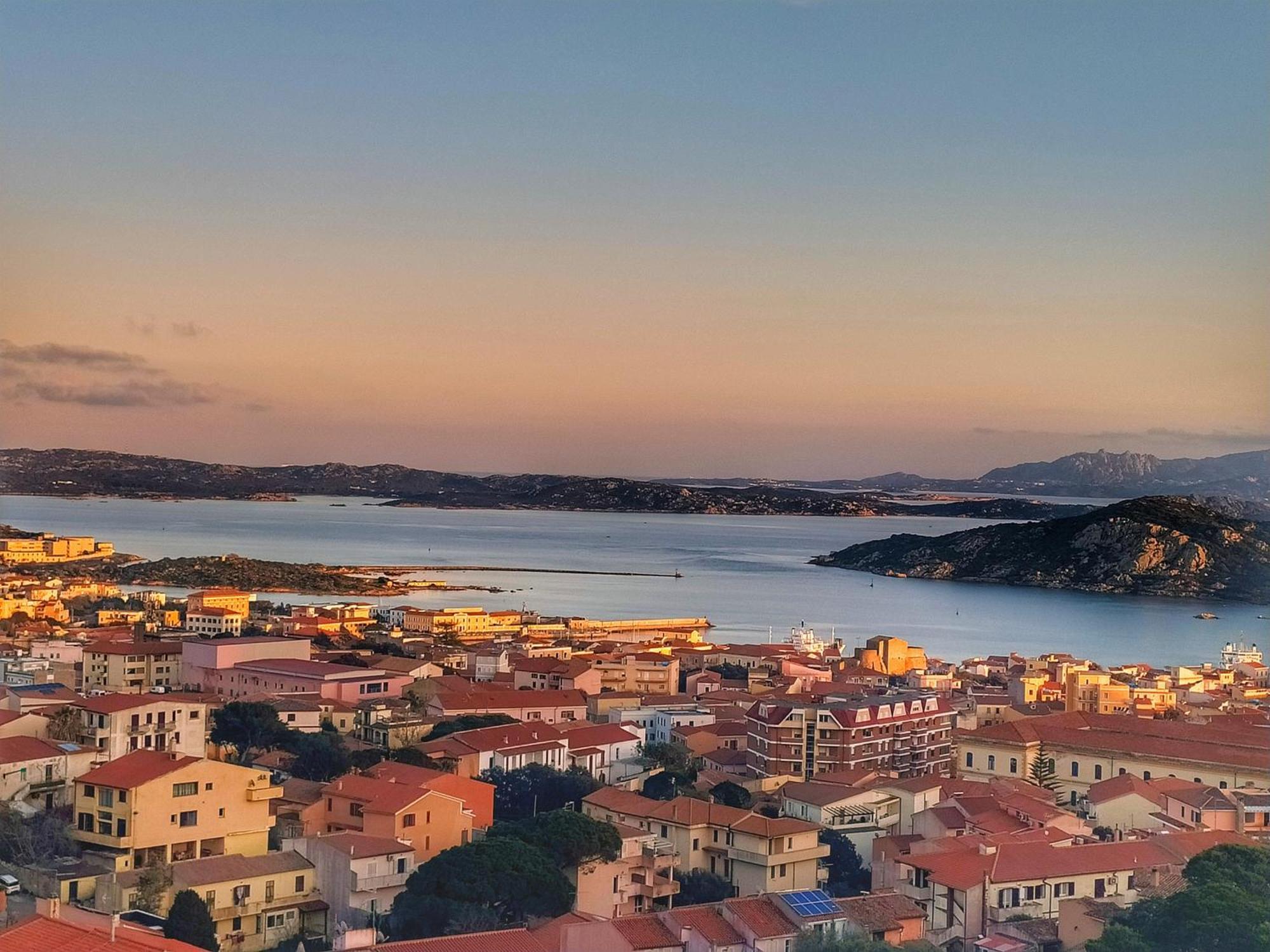לה מדלנה Appartamento Vista Mare A La Maddalena מראה חיצוני תמונה
